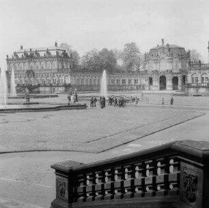 Dresden. Zwinger, Blick zum Mathematisch-Physikalischen Salon und zum Wallpavillon