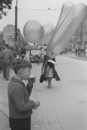 Berlin. Kind mit Luftballons. Straßenszene