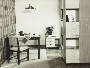 Wohnzimmermöbel. Rollcontainer und Anbauwand (1977; VEB Rathenower Holzindustrie) mit Tisch und Stuhl