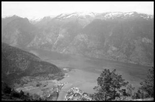 Flåm: Aurlandfjord, von oben auf Aurland und Flussmündung