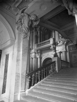 Innendekoration der Schlütertreppe, Raum 344 — Atlant