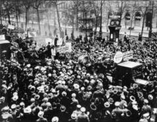 Wahlkundgebung für Ebert und Scheidemann Unter den Linden.