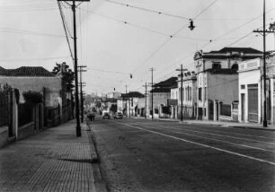 Straßenansicht : Eine gepflasterten Straße mit Gleisen in einer brasilianischen Stadt. Möglicherweise São Paulo.