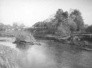 Zittauer Becken. Tal der Lausitzer Neiße. Alte Neiße (nach Neißeverlegung 1933). Blick flussabwärts zum Kraftwerk Hirschfelde
