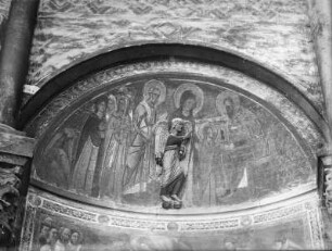 Dekoration der unteren Wandzone mit mariologischen und christologischen Themen — 10. Wandnische: Tempelgang Mariens; Fabelwesen und Drache und Szenen aus der Passion Christi und der heiligen Ursula mit Gefolge im Tempel — Tempelgang Mariens
