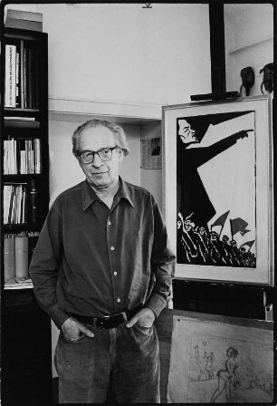 Der Grafiker Herbert Sandberg in seiner Wohnung vor seinen Werken