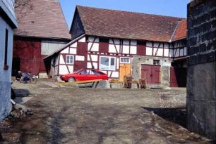 Blick in einen Hof; Wirtschaftsgebäude