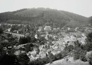 Ruhla, Stadtteilansicht : Ruhla. Stadtteilansicht mit Stadtkirche St. Konkordia, Hotel Bellevue und Berghotel zum Landgrafen. Blick von der "Schönen Aussicht" über das Erbstromtal nach Nordwesten zur Karolinenhöhe (Bermer)