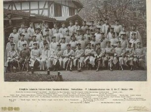 Teilnehmer (ca. einundfünfzig Personen) am Lehrkurs der Infanterie-Schiessschule Spandau vor Fachwerk-Gebäude teils stehend, teils sitzend
