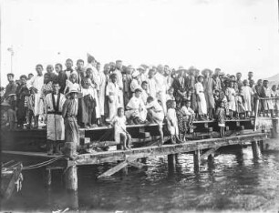 Am Pier : Eine Gruppe auf einem Pier