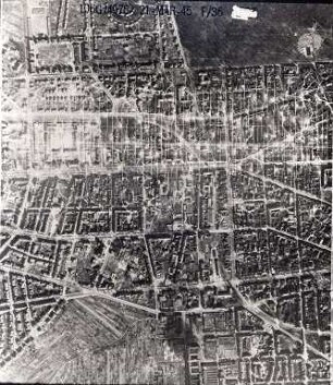 Amerikanische Luftbildaufnahmen von Kriegszerstörungen. Ausrichtung nach Norden (Bildstörungen). Weststadt mit Kaiserallee / westliche Innenstadt