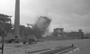 Abbruch des alten Karlsruher Gaswerks am Messplatz.