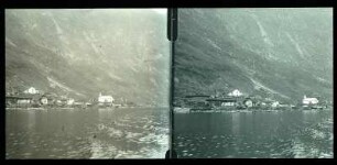 Norwegen. Fjordlandschaft. Blick zum Ufer mit einer Siedlung mit Kirche