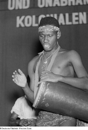 Auftritt eines afrikanischen Ensembles unter der Leitung der Dichters Keita Fodeba in der Kongresshalle
