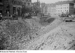Zuschütten des Flussbetts der Pleiße