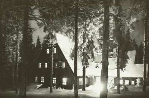 Altenberg, Gasthaus "Altes Raupennest", Ansicht bei Nacht im Winter