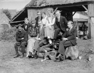 Gruppenportrait von jungen Menschen vor einer Scheune