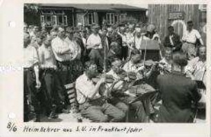 Konzert der Lagerkapelle im Kriegsgefangenenlager Gronenfelde bei Frankfurt/Oder