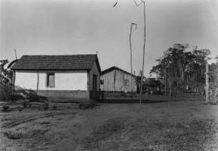 Haupstraße : Blick auf ein Wohnhaus und eine Kapelle entlang der Hauptstraße von Gracianópolis.
