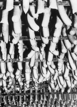 Würste in einer Wurstwarenfabrik. Sie hängen in einer Räucherkammer