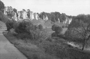 Dollnstein: Felsenformationen im Altmühltal bei Dollnstein