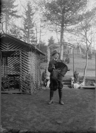 Förster mit Jagdbeute und Hund