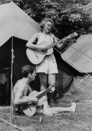 Zeltlager der"Falken" in Travemuende 1947. Hier musizieren Jugendliche vor ihrem Zelt