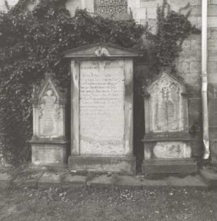 Gedenkstein für Johann Gottfried Hain (gestorben 1809) an der Friedhofskapelle