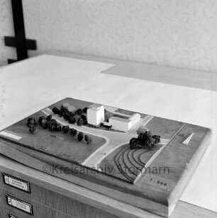 Kreuzung Kurparkallee, Bergstraße, Brunnenstraße, Mewesstraße: Architekturmodell Maßstab 1:500: mit Hochhaus [später Hochhaus "Liebe"]: Präsentation auf Kartenschrank