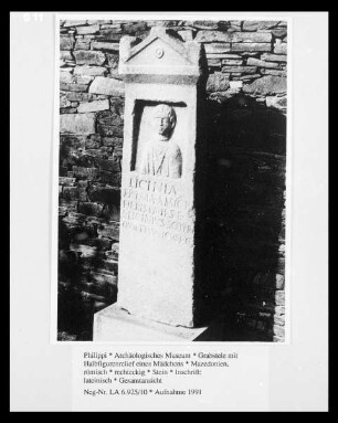 Grabstele mit Halbfigurenrelief eines Mädchens