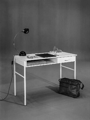 Schreibtisch : Leipzig. Leipziger Herbstmesse, 1986. Schreibtisch. Holz, weiß beschichtet (1986; VEB Märkische Möbelwerke Trebbin)