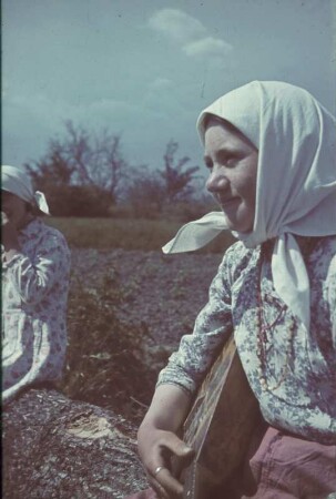 Zweiter Weltkrieg. Sowjetunion. Zur Einquartierung (wahrscheinlich in der Ukraine). Bauernmädchen mit Balalaika