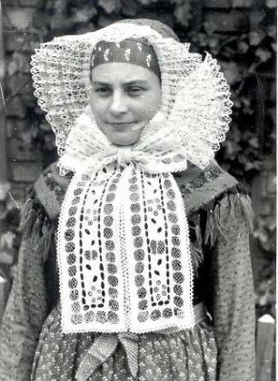 Tracht aus Nochten : Kleidung - Truhentracht. Ort: Wochozy / Nochten. Sonntags- und Kirchgangstracht der Mädchen im Sommer (Rekonstruktion)