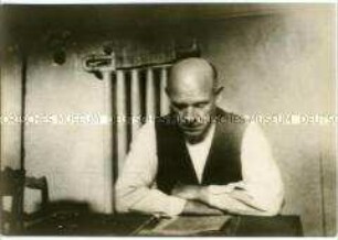 Ernst Thälmann in seiner Gefängniszelle in Hannover