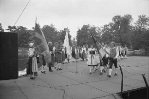 Auftritt einer Volkstanzgruppe aus Karlskoga auf der Seebühne im Stadtgarten als Gäste des Volkstanzkreises Karlsruhe
