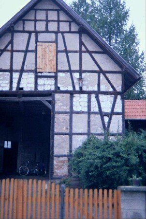 Nebengebäude des Dreiseithofes vom vorigen Bild; Scheunengiebel, in den Gefachen Porzellangussformen