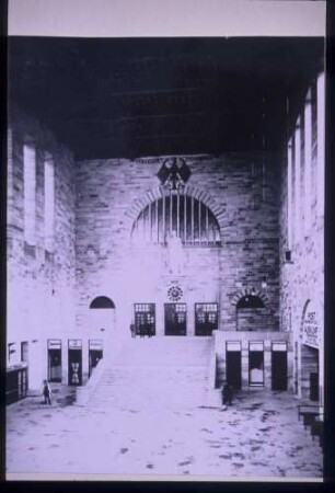 Neues Empfangsgebäude: Große Schalterhalle im Hbf.