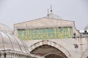 Istanbul - Blaue Moschee : Fassadendetail mit arabischer Inschrift im Innenhof der Blauen Moschee, aufgenommen in Istanbul am 30. Juni 2010