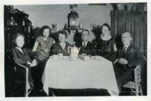 Wilhelm und Christine Pieck mit ihren Kindern in der Steglitzer Wohnung