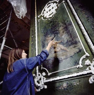 Würzburg. Restauratorin bei der Arbeit im "Grünlackierten Zimmer" der Würzburger Residenz. Aufbringen der Lasur auf die fertig restaurierte Wandbemalung