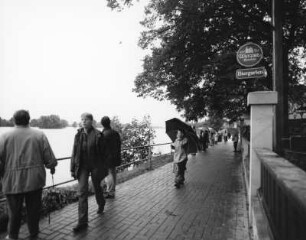 Dresden, Hochwasser 2002 : Dresden-Pieschen. "Flut 2002", Elberadweg am Ballhaus Watzke