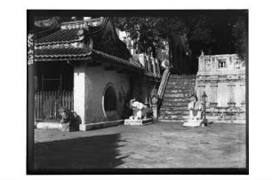 Tempel in Thailand : Thailand. In einem Tempel. Blick auf eine Freitreppe, flankiert von Elefantenfiguren, 1908/1913