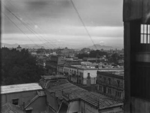 Blick über Mexiko-Stadt : Blick über die Häuser von Mexiko-Stadt. Am Horizont die Zwillingsvulkane Popocatepetl (rechts) und Iztaccihuatl (links).