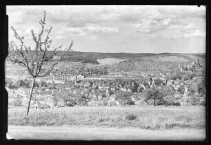 Blick aus Richtung Kurve Neue Vockenroter Steige (Tannenberg) auf Wertheim mit z.T. Mittlere Flur, Altstadt und Kreuzwertheim Richtung Spessart