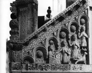 Kanzel. Stein (1229; Niccolò). Kanzelaufgang, Brüstung der Treppe. Bitonto, Kathedrale San Valentino