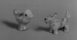 Phantasietier als Okarina und Terrier : Phantasietier als Okarina und Terrier. Fayence (um 1925 u. 1. V. 20. Jh.; K. Feuerriegel). Museum im Schloß Frohburg V 540/96, V 541/96