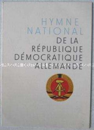 Text-Noten-Blatt zur Nationalhymne der DDR mit einem Porträt von Hanns Eisler (in französicher Sprache)