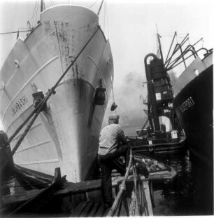 Hamburg. Freihafen. Das mit Edelhölzern beladene Frachtschiff "Lubumbashi" liegt auf Reede und wird entladen