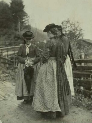 Frauen aus Kelchsau in Sonntagstracht. Österreich, Tirol (Kitzbüheler Alpen)
