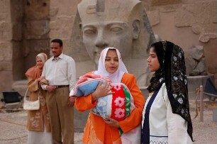 Luxor - Frau mit Kleinkind : Ägypter im Luxor-Tempel in Luxor, aufgenommen 2006